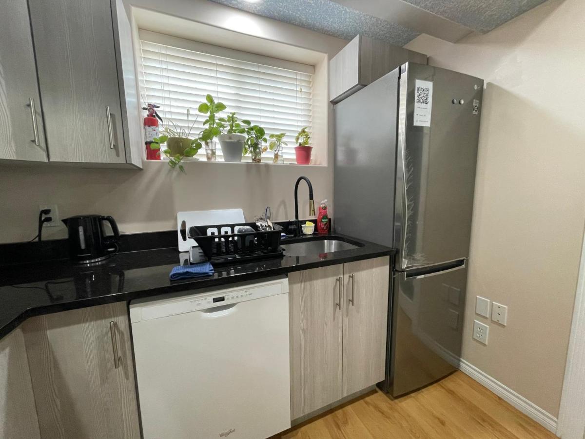Super Luxury & Cozy Lower Level Apartment In Nw Calgary, Ab Close To Banff Экстерьер фото